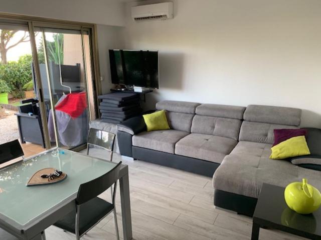Appartement Face A La Mer Et Au Port Saint Laurent Du Var Avec Jardin Privatif Экстерьер фото